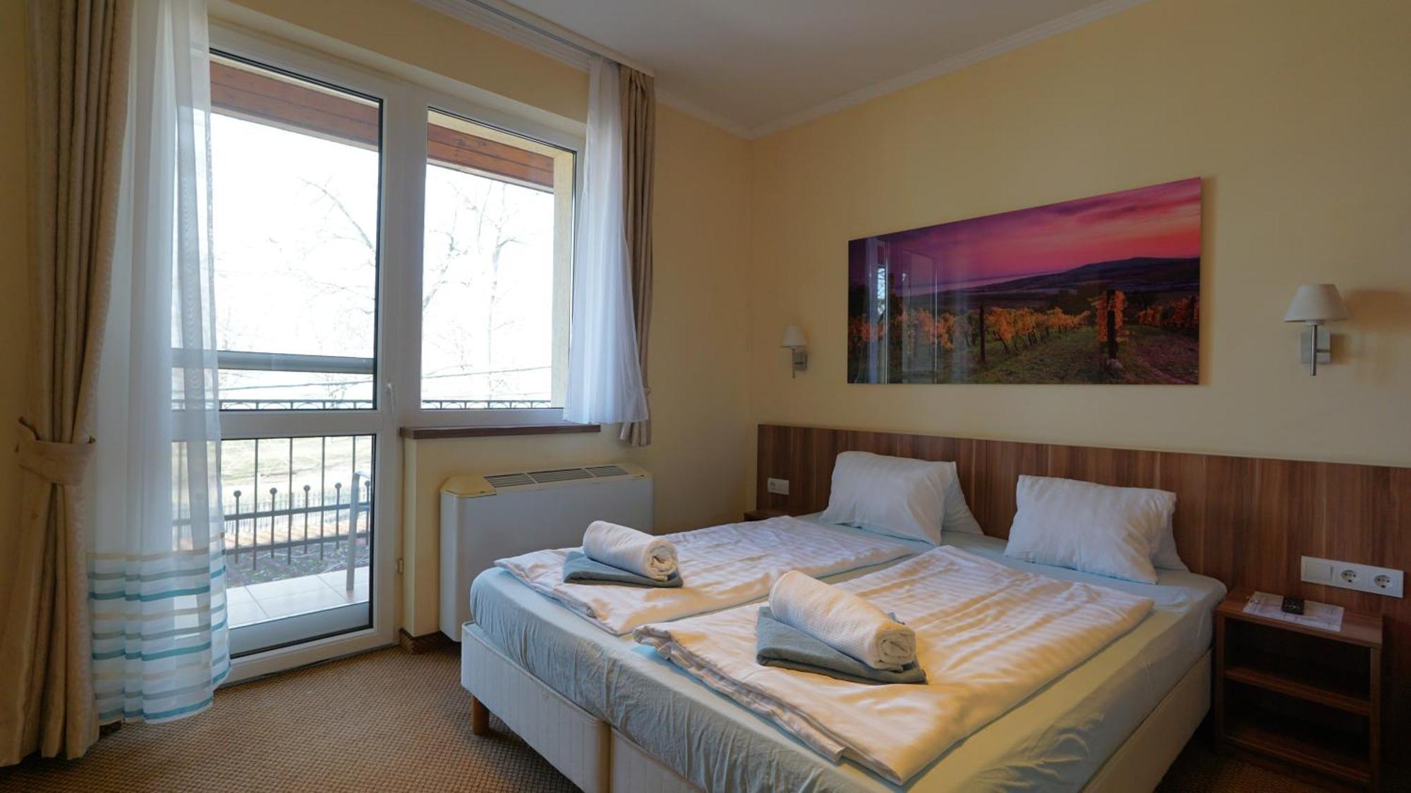 Balaton Colors Beach Hotel Siofok Ngoại thất bức ảnh