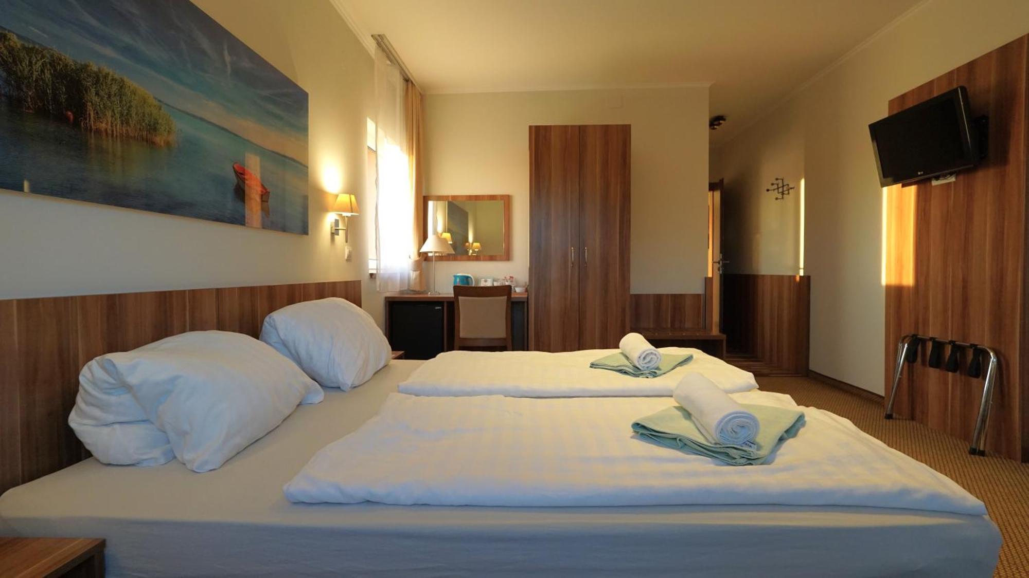 Balaton Colors Beach Hotel Siofok Ngoại thất bức ảnh