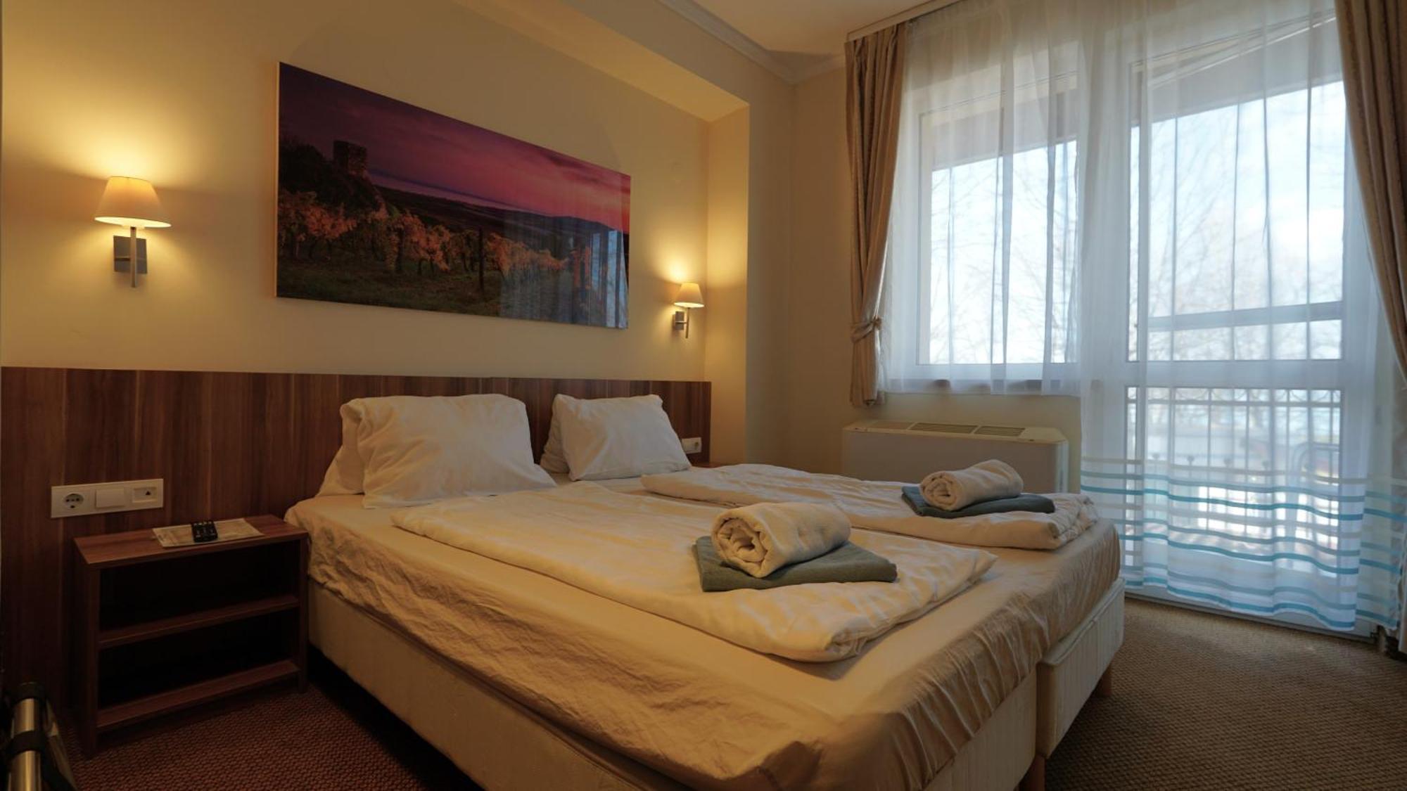 Balaton Colors Beach Hotel Siofok Ngoại thất bức ảnh