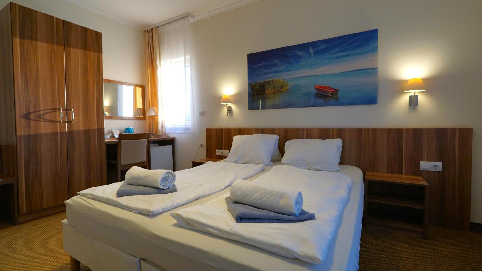 Balaton Colors Beach Hotel Siofok Ngoại thất bức ảnh