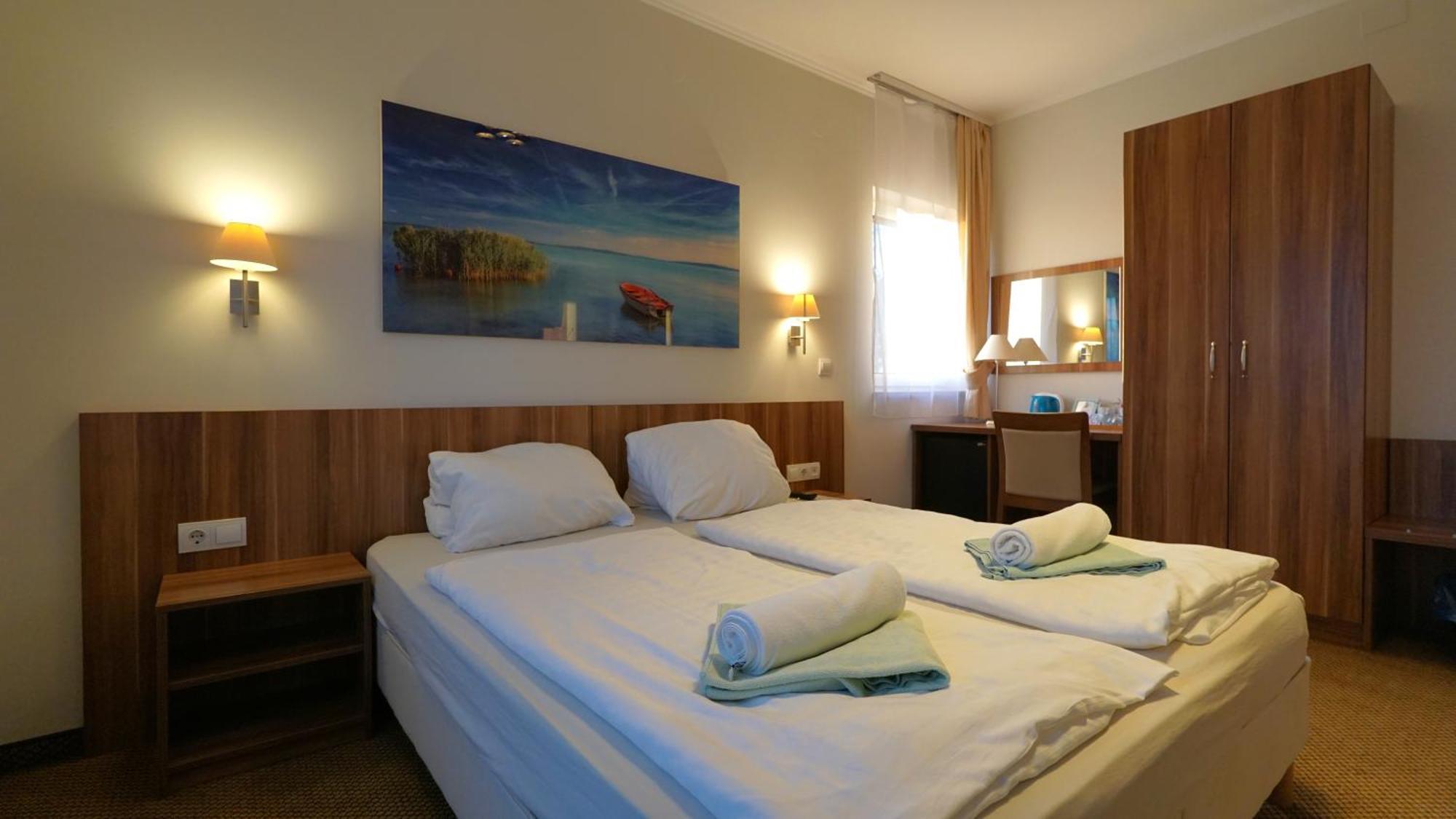 Balaton Colors Beach Hotel Siofok Ngoại thất bức ảnh